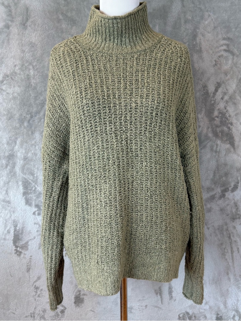 American Eagle Relaxed Fit Olive Green Shaker Knit Sweater Wmn’s XS